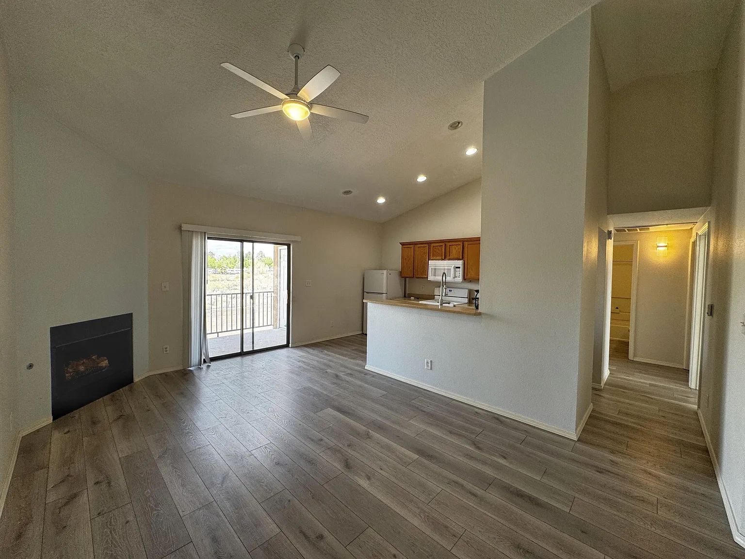 2 bed, 2.0 bath, 950 sqft, $1,525 — Photo 3