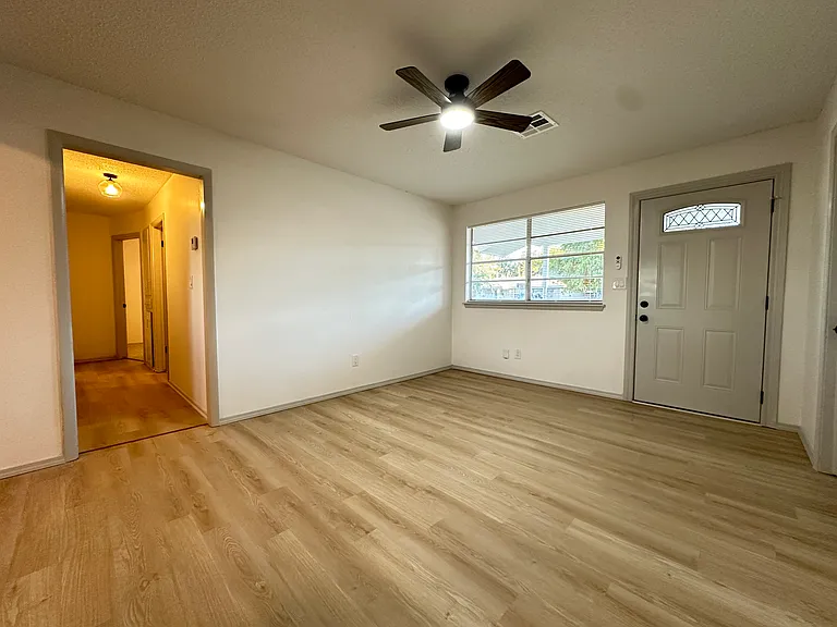 817 NW 9th St — Photo 13