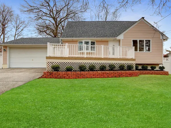 12 Lindell Avenue, Lake Grove, NY 11755
