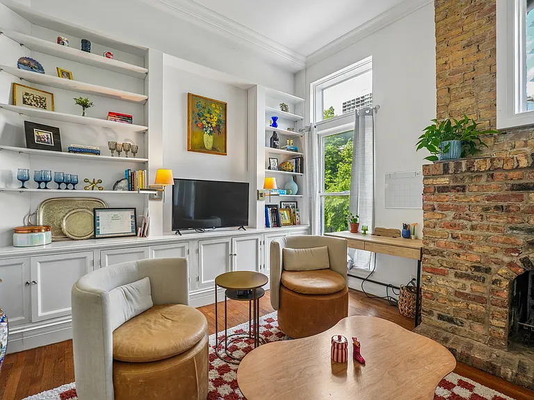 223 W Wisconsin St #2B — Photo 4