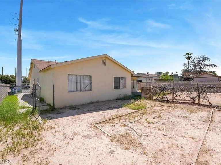 2102 E Russell Rd — Photo 31