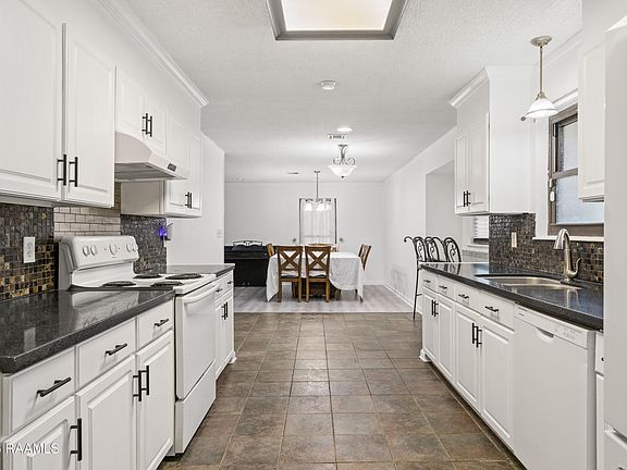 5th image of 209 Constitution Dr