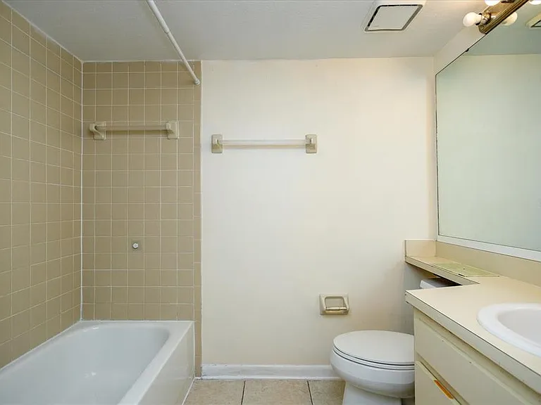 5013 Vineland Rd #108 — Photo 16