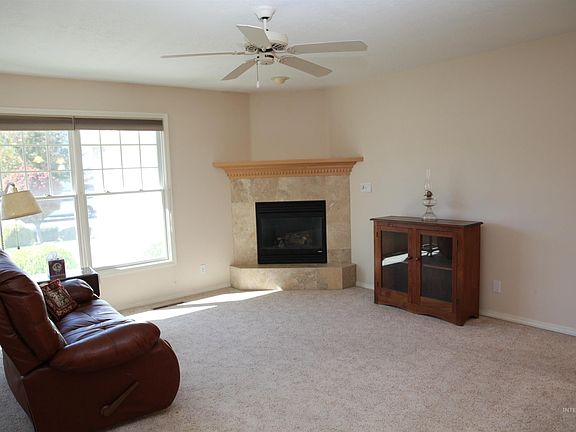 3rd image of 806 Hollyann Ct
