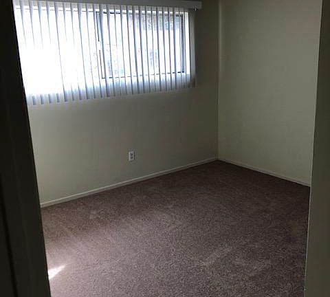 5th image of 2831 Montrose Ave APT 12A