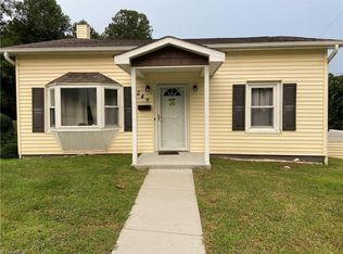 249 E Poplar St, Mount Airy, NC 27030