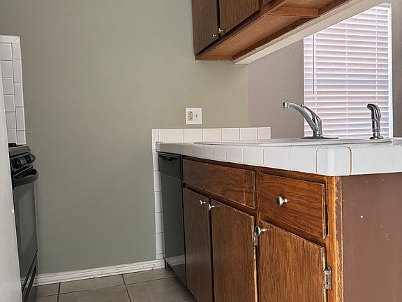 Tiled kitchen countertop
Dishwasher at the end
