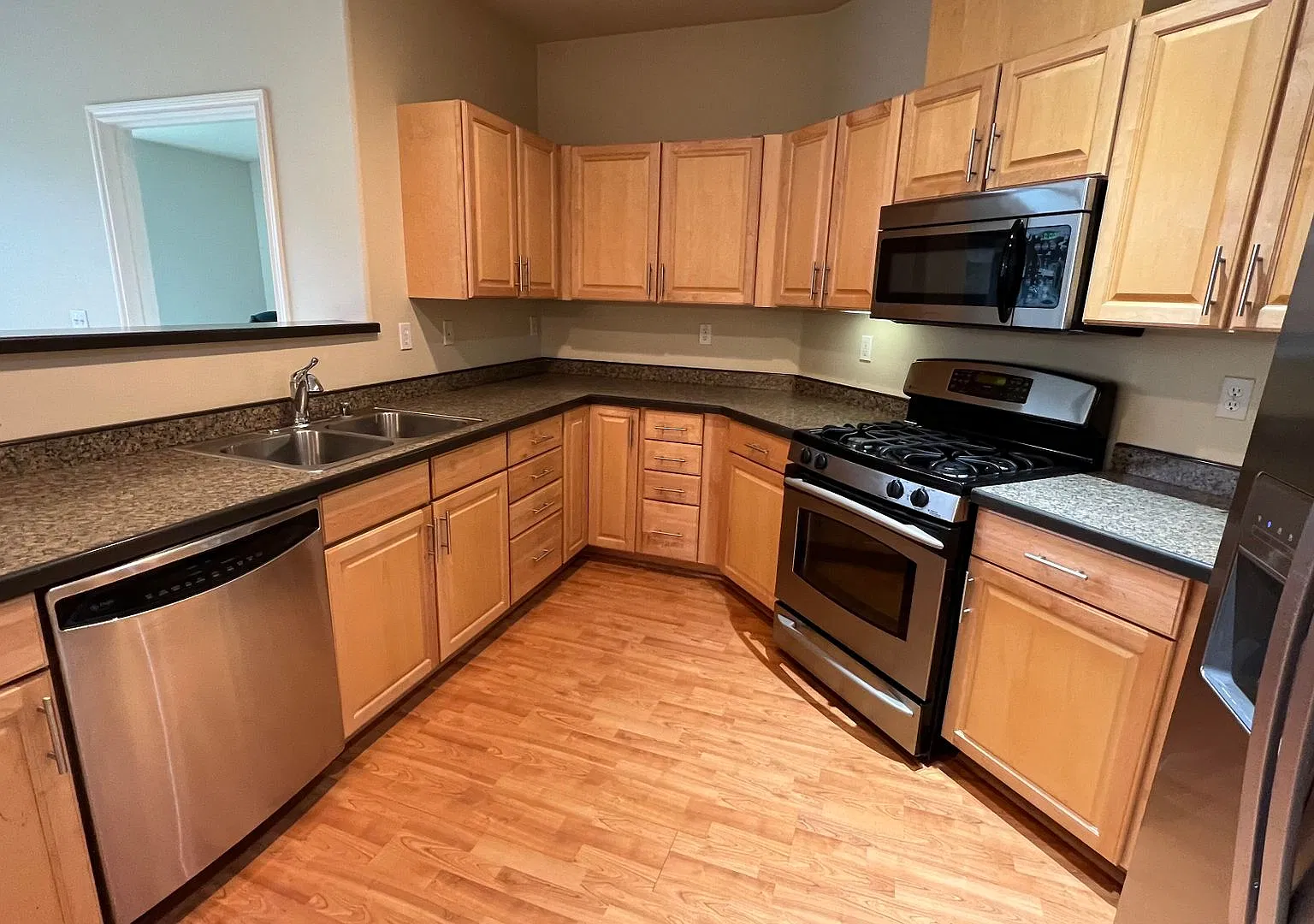 Beautiful (2) Bedroom, (2.5) Bathroom Condo in a Secure Downtown Building! — Photo 4