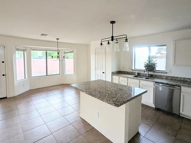 33966 N Mercedes Dr — Photo 6