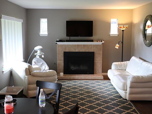 Living Room w/ Gas Fireplace