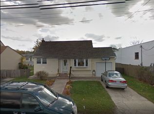 359 41st St, Lindenhurst, NY 11757