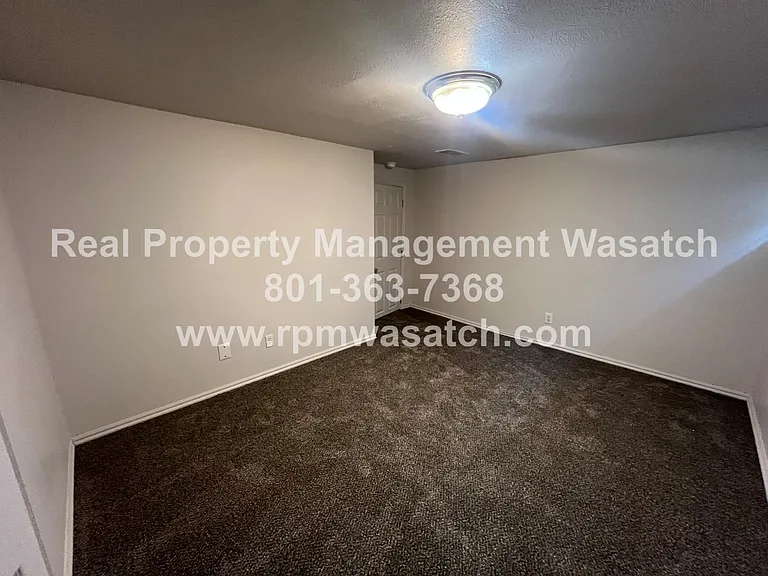 1105 S 700 E — Photo 32