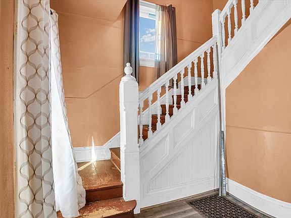 5th image of 211 N Poplar St
