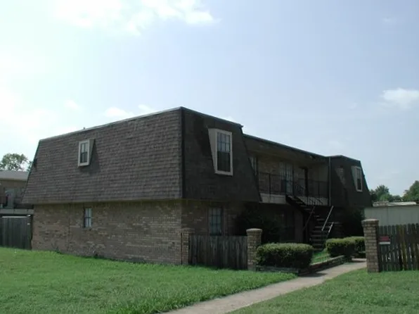 9513 Westpark Dr, Benbrook, TX 76126