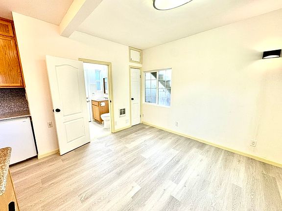 4th image of 520 E 15th St #3