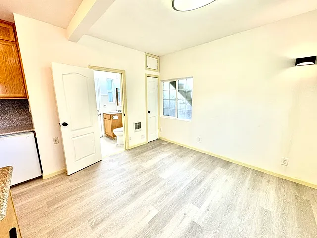 520 E 15th St #3 — Photo 4