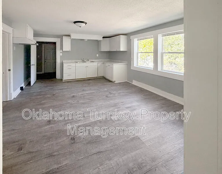3 bed, 1.0 bath, 1300 sqft, $1,050 — Photo 4