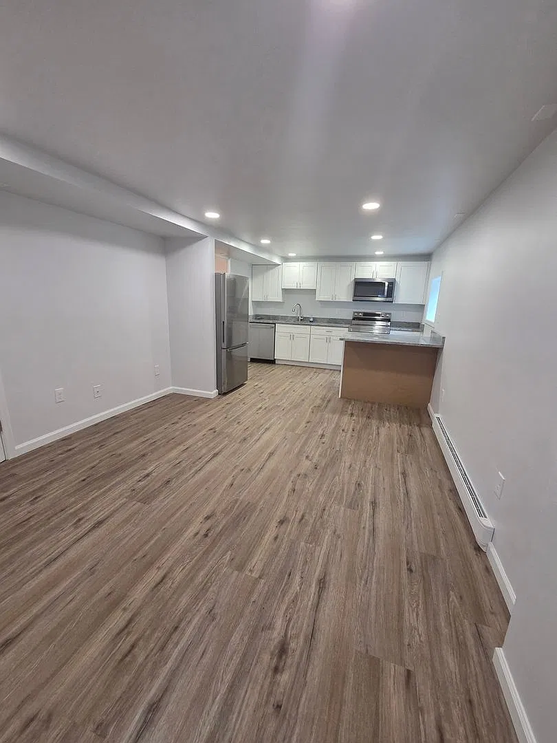 1733 W 8th Street — Photo 2