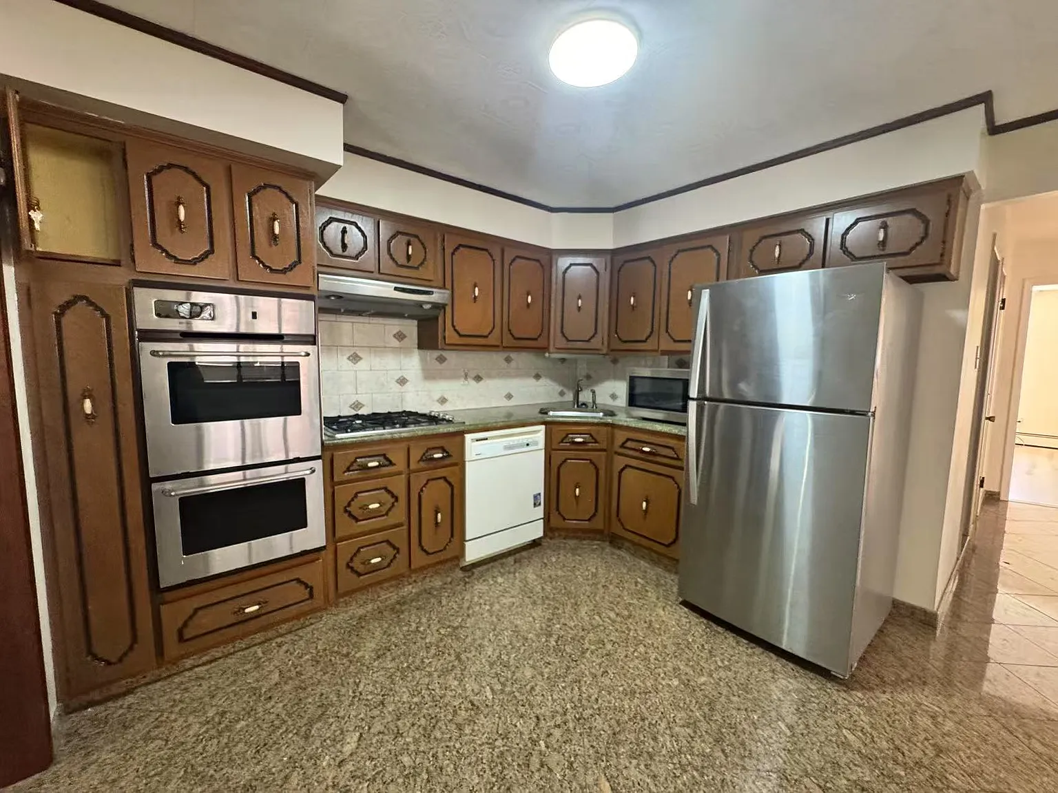 928 Throggmorton Ave — Photo 1