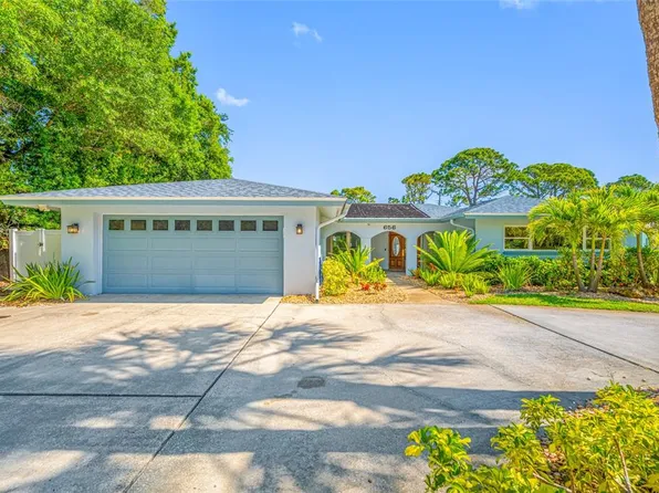 656 Mehlenbacher Rd, Belleair, FL 33756