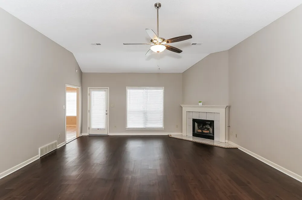 3 bed, 2.0 bath, 2410 sqft, $2,370 — Photo 2