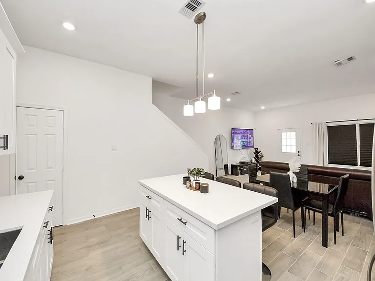 4613 Ireland St #B — Photo 10