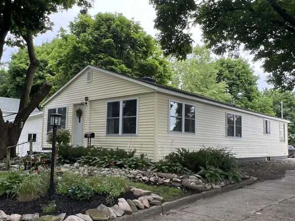 206 W Dunlop Rd, Clare, MI 48617