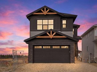 302 E Kinniburgh Loop, Chestermere, AB T1X 0T9