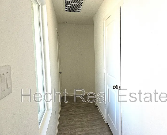 2440 Lost Creek Rd — Photo 3