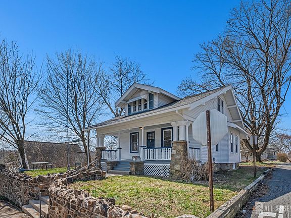 2nd image of 52 Thomas St