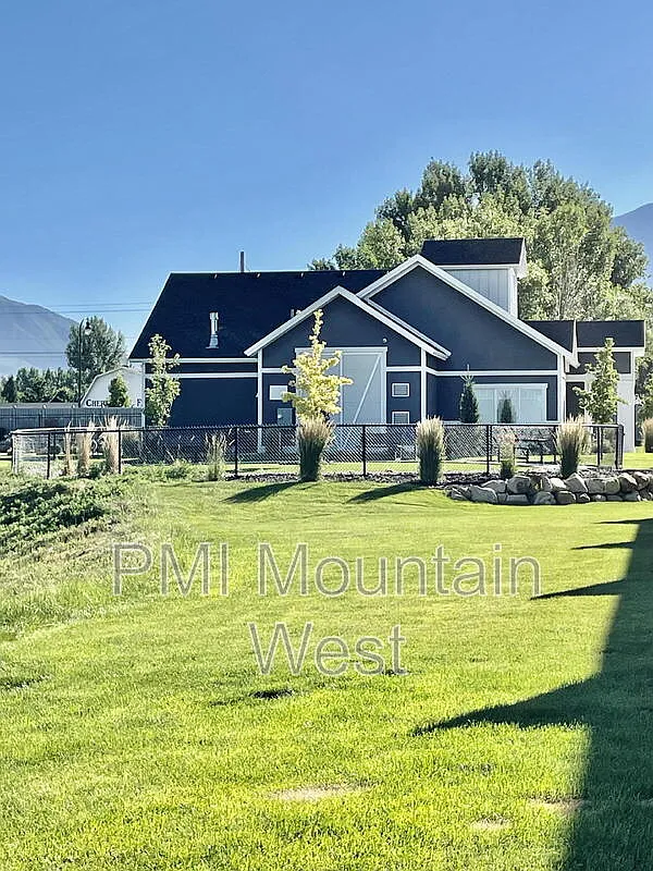 3 bed, 2.5 bath, 1625 sqft, $2,350 — Photo 3
