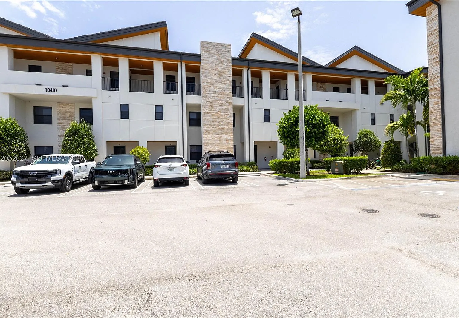 3 bed, 2.5 bath, 1429 sqft, $3,600 — Photo 1