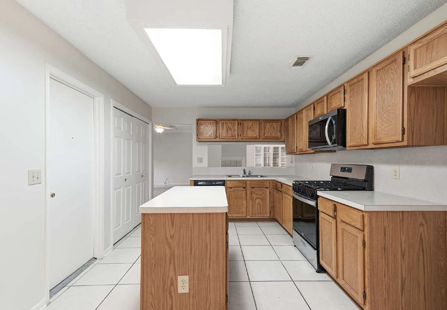 3 bed, 2.0 bath, 1763 sqft, $1,775 — Photo 4