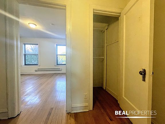 3rd image of 1117 W Oakdale Ave APT 3B