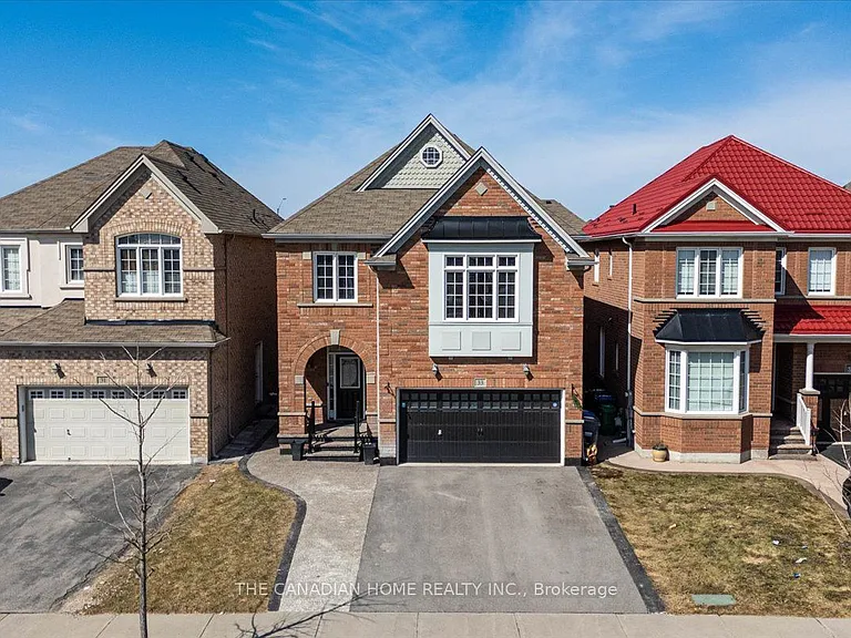 33 Denali Cres — Photo 1