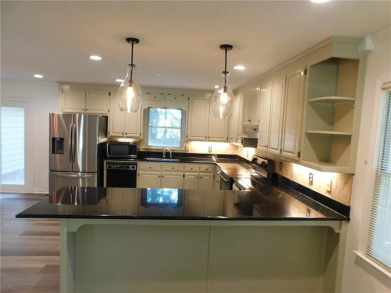 2460 Hinton Rd — Photo 4