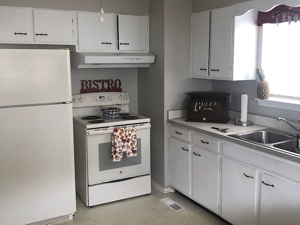 New kitchen floor, sink and Refrigerator New levolor shades
