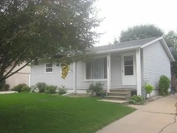 3921 Pine Tree Dr NE, Cedar Rapids, IA 52402