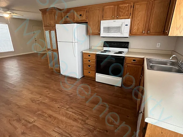 4605 Hawkins Dr — Photo 3