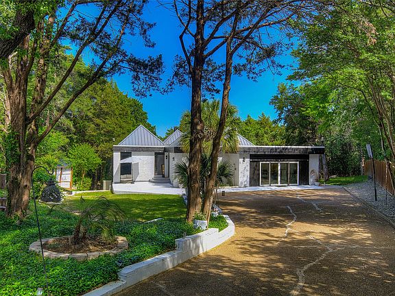 2nd image of 504 Summit Cir