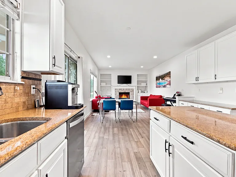 2445 Clayton Cir — Photo 16