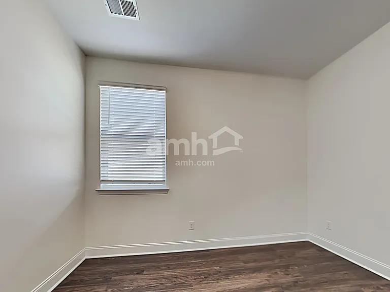 611 E Lionel Rd — Photo 15