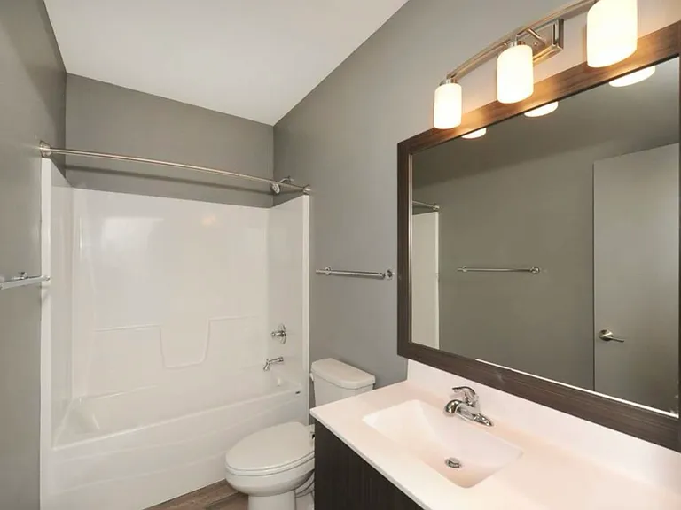 617 10th Ave SE #303 — Photo 3