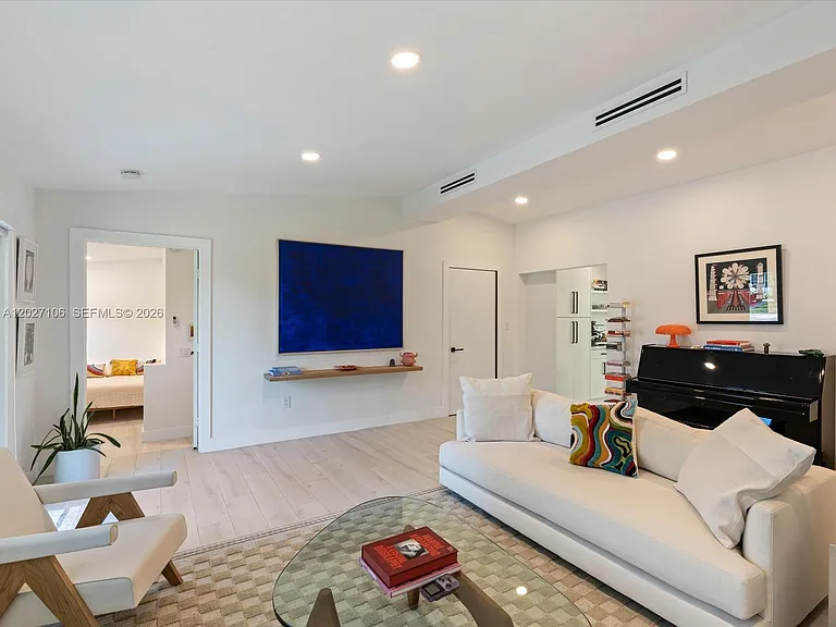 1945 Alamanda Dr — Photo 13