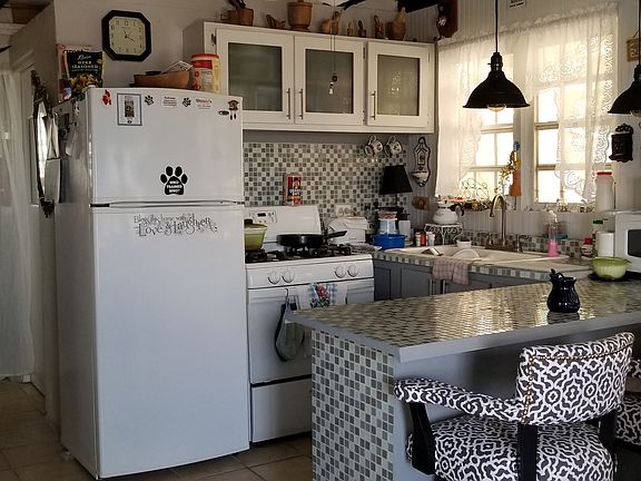 Kitchen with breakfast bar
