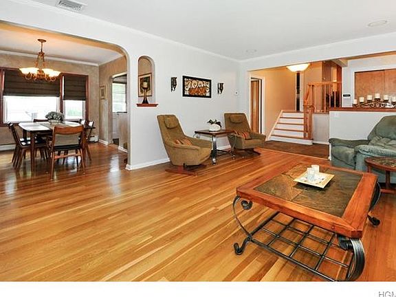 4th image of 377 Crestwood Ave