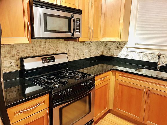 3rd image of 924 W Ainslie St APT 2N