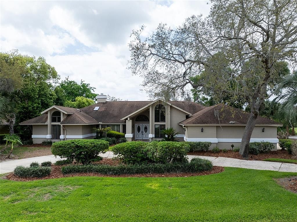 828 Sawgrass Ln