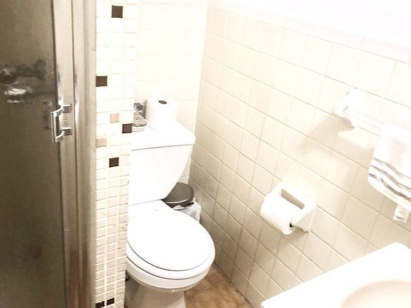 3rd image of 215 W 70th St #E