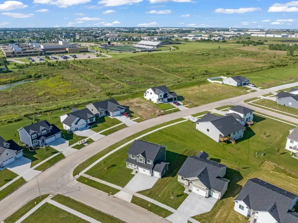 10118 NW 68th Ave, Johnston, IA 50131